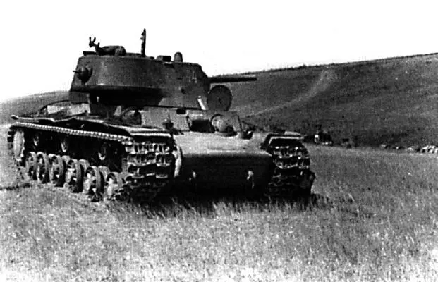 Танк был моделью образца 1941 года Он весил 45 тонн Его бронирование было - фото 87