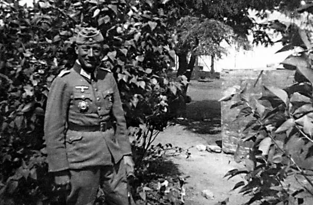 Подполковник фон Штрумпф 3 августа 1942 г был награжден Германским крестом в - фото 93