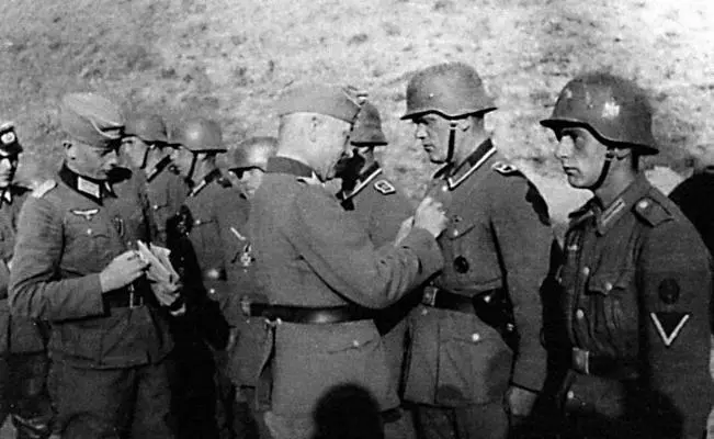 Подполковник фон Штрумпф раздает медали своим солдатам 3 сентября 1942 г - фото 107