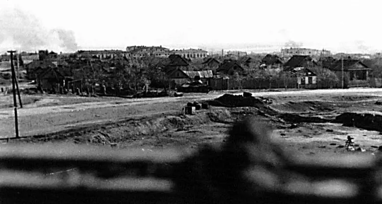С этого места Вюстер лучше видел город Снимок сделан строго на восток Слева - фото 121