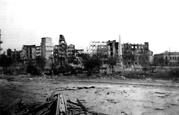 Адъютант фон Штрумпфа сфотографировал те же развалины с другой стороны площади - фото 154