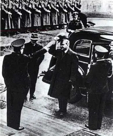 8 Молотов у входа в Рейхсканцелярию во время ноябрьского визита в Берлин 1940 - фото 12