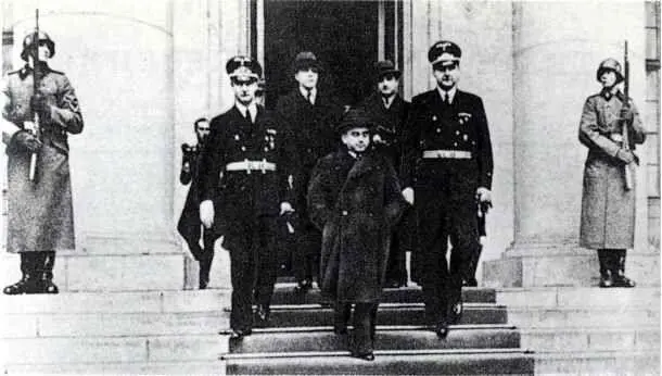 9 Советский посол В Деканозов покидает Рейхсканцелярию после вручения - фото 13