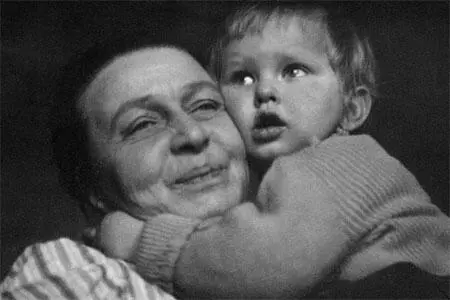 С бабушкой Еленой Рачкаускене 1939 Отец и сын 1948 С родителями в - фото 2