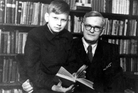 Отец и сын 1948 С родителями в Паланге 1956 С дочкой Марией 70е - фото 3