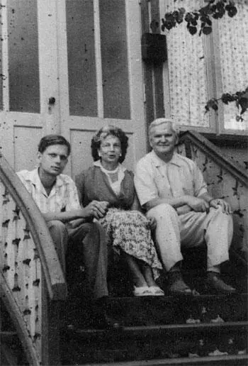 С родителями в Паланге 1956 С дочкой Марией 70е годы На фоне ста - фото 4