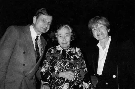 С Ниной Берберовой и Татьяной Раннит НьюХейвен 1991 С Чеславом Милошем - фото 13