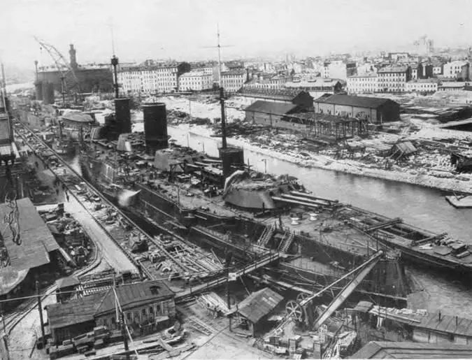 На фото слева Гангут на достройке 5 мая 1914 г Гангут на достройке 5 - фото 74
