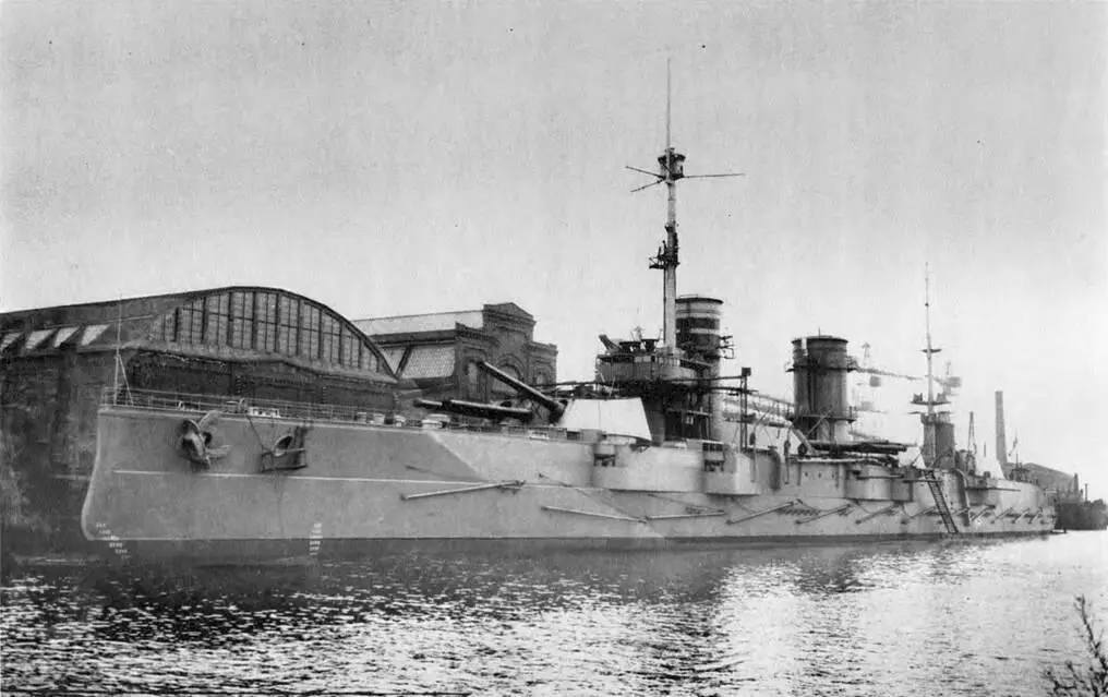 На фото вверху и справа Гангут на достройке Июньиюль 1914 г - фото 84