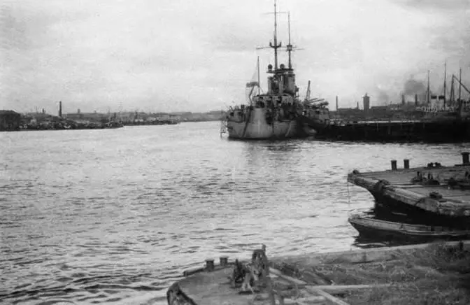 Линейный корабль Гангут в Неве Июнь 1914 г вверху 20 августа 1914 г - фото 95