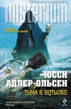 Юсси Адлер-Ольсен Тьма в бутылке обложка книги