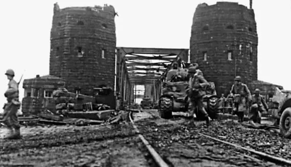 Американские солдаты у башенок знаменитого моста Людендорфа Захват моста - фото 1