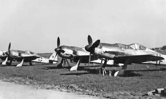 ФВ190 разных серий на аэродроме Справа новейший длинноносый FW190D9 с - фото 15