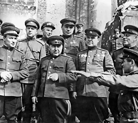 На ступенях Рейхстага Слева направо член Военного совета 3й ударной армии - фото 93