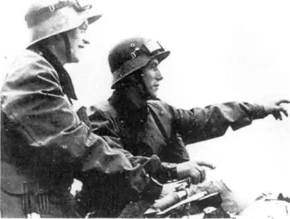Польша сентябрь 1939 г Вестовые на мотоциклах На них прорезиненные шинели - фото 11
