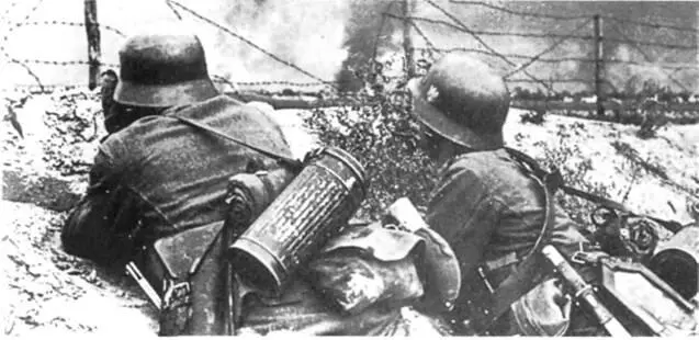Польша сентябрь 1939 г Саперы готовят прорыв польской обороны Они одеты в - фото 14