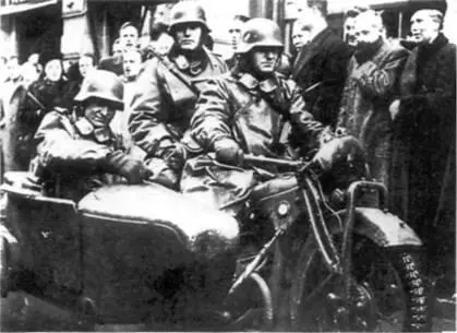 15 марта 1939 г Разведчики в полевой форме в уставных прорезиненных шинелях - фото 4