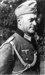 Германия 1939 г Полковник Генерального штаба отдыхает у себя в саду На нем - фото 6