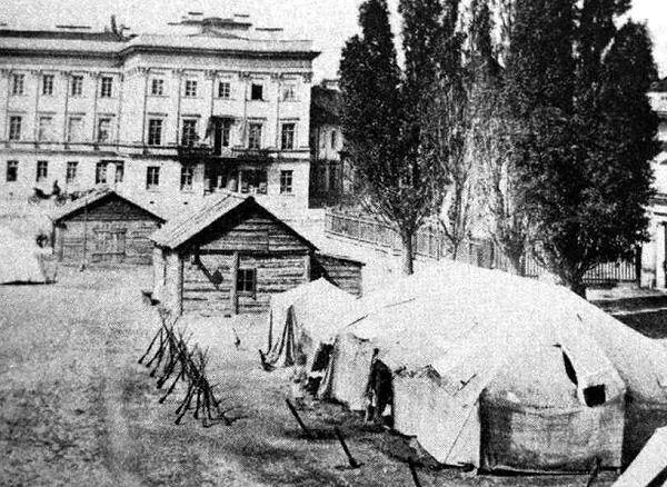 На одной из самых ранних фотографий Варшавы мы видим бивуаки русских войск - фото 12