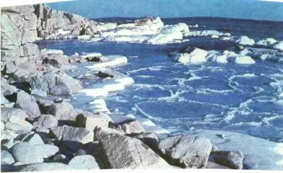 Суровы северные русские моря Дуют над ними холодные резкие ветры катятся валы - фото 16