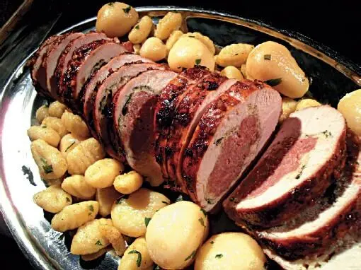 Рулет из свинины с овощами Говядина запеченная с солеными огурцами - фото 1