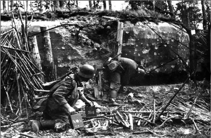 Немецкие саперы у ДОТа В первой декаде августа 1941 года советские войска в - фото 66