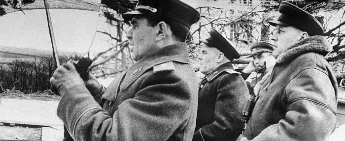 Командующий 8й гвардейской армией Василий Иванович Чуйков слева с группой - фото 9