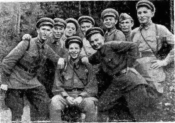 Группа командиров и политработников штаба 344й дивизии 1942 г В центре сидит - фото 13