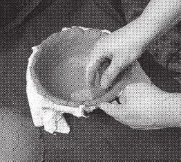 Рис 24 Аккуратно ножом подровняйте края миски Не снимайте изделие пока оно - фото 25