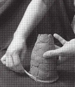 Рис 27 Старайтесь чтобы толщина стенок была одинаковой Не убирайте бутылку - фото 28