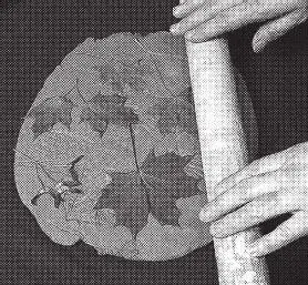 Рис 32 Сверху на листья наложите мешковину или другую фактурную ткань и - фото 33