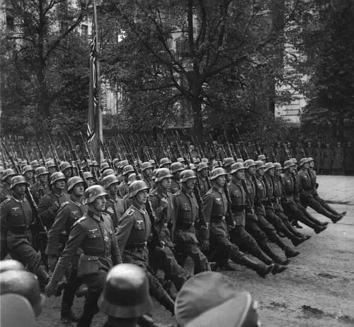 Немецкие войска маршем проходят по Варшаве Польша октябрь 1939 г Глава 1 - фото 7