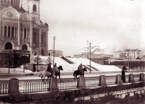 Илья Ильф Храм Христа Спасителя Зима 192930 гг В одном ларьке я купил - фото 9