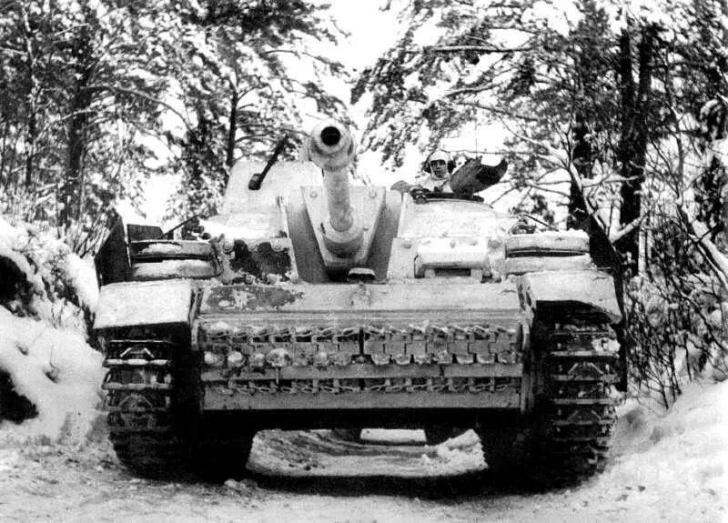 Штурмовое орудие StuGIII на лесной дороге зимой 194344 г В состоявшей - фото 35