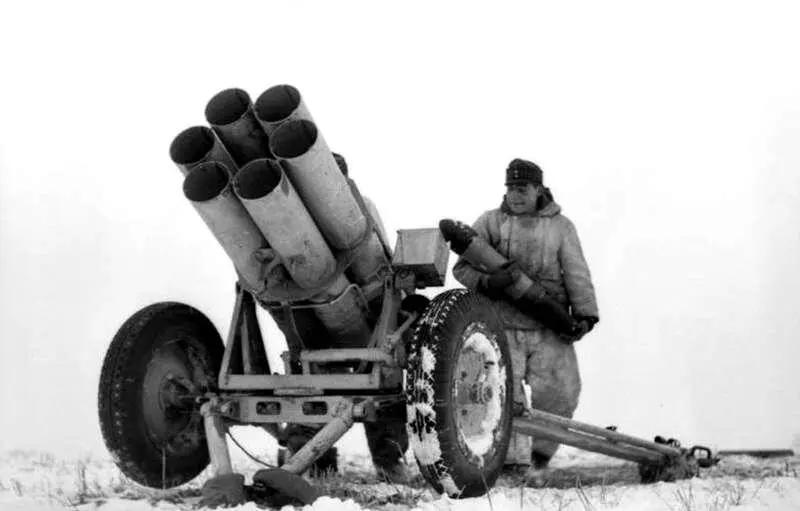 Заряжание 150мм Небельверфера Январьфевраль 1944 г Это был во всех - фото 38