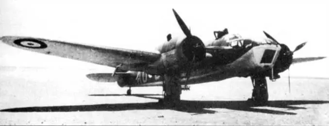 Экипаж из 113й эскадрильи поднимается на борт своего Бленхейма Mk IV чтобы - фото 113