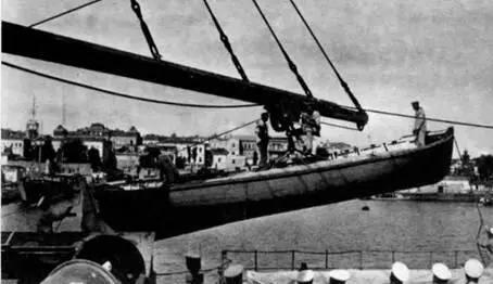 На Ростиславе во время спуска на воду баркаса Одно из таких соединений - фото 17