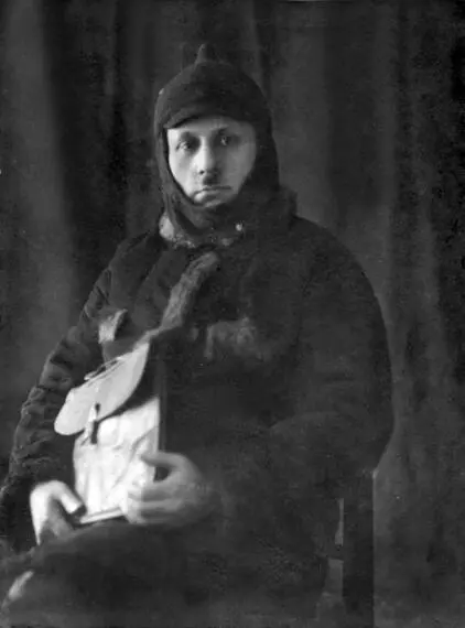 Потом Яшу унесло в революцию Второй снимок 1935 Яша в захолустном - фото 33
