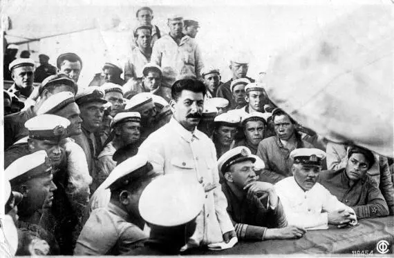 Сталин среди краснофлотцев Сталин в 1930 г 25 июля 1935 г Седьмой - фото 41