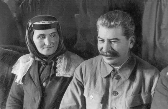 1939 г 2й съезд колхозниковударников Сталин и крестьянка Попурашвили Еще - фото 1