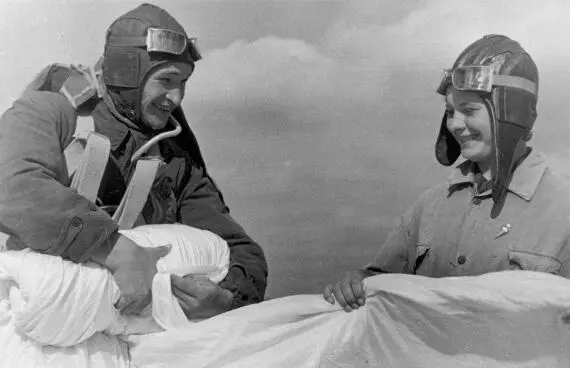 1938 г Парашютисты Пращикин и Кареева Обратите внимание на их унылые лица - фото 3