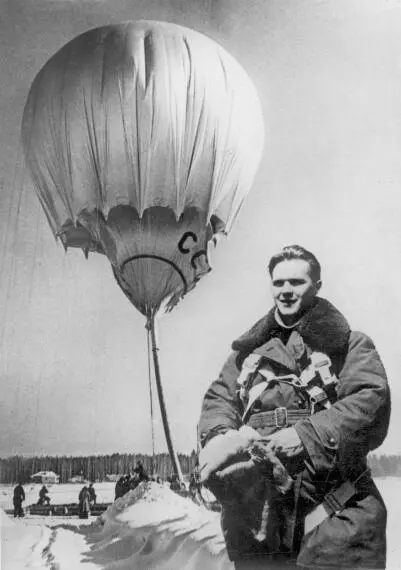 Март 1941 г Командир аэростата СССР ВР73 Б Невернов вместе с С Гайгеровым - фото 7