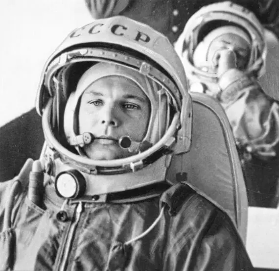 Гагарин с Титовым в автобусе на стартовой площадке До взлета первого - фото 43