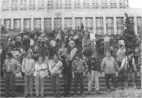 19 августа 1991 года у Белого дома России Б К Пуго и Г И Янаев во время - фото 14