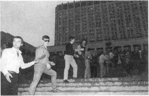 Вечером 19 августа 1991 года на баррикадах у Белого дома России Секретная - фото 17