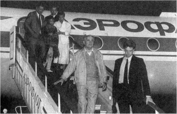 Возвращение президента СССР М С Горбачева 22 августа 1991 года в Москву - фото 23