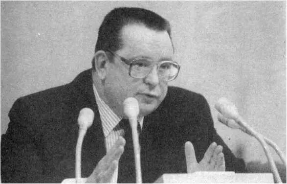 Премьерминистр СССР В С Павлов Член Политбюро ЦК КПСС О С Шенин слева - фото 31