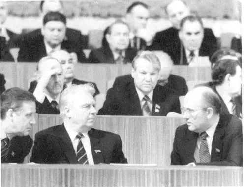 В президиуме XXVII первого перестроечного съезда КПСС 1986 год В - фото 42
