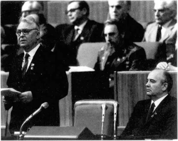 В президиуме торжественного заседания посвященного 70летию Октябрьской - фото 44