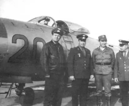 Польский техник позирует вместе с советскими офицерами на фоне МиГ19П ВВС СССР - фото 85